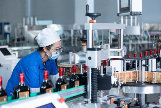 鸿茅药酒荣膺“2024—2025家庭常备药上榜品牌”百年非遗品质护航家庭健康(图3)